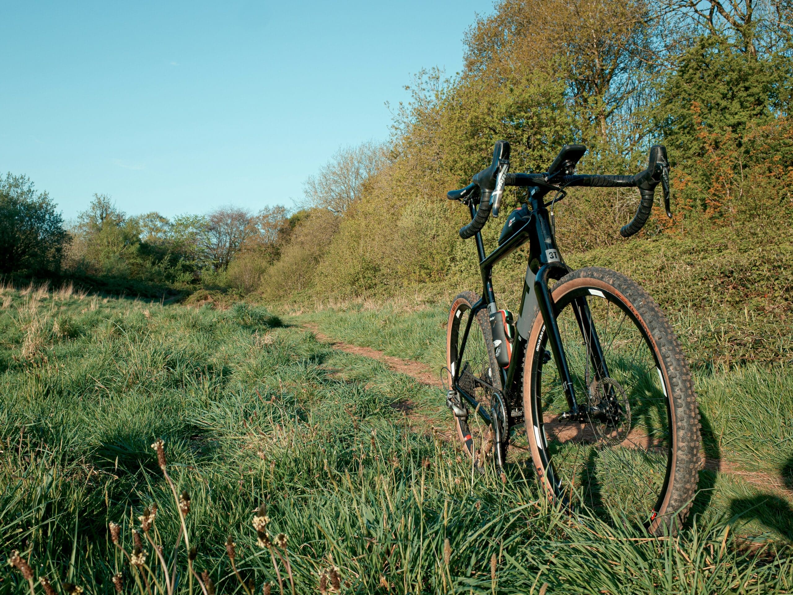 Ein Gravel Bike steht auf einem Feldweg.